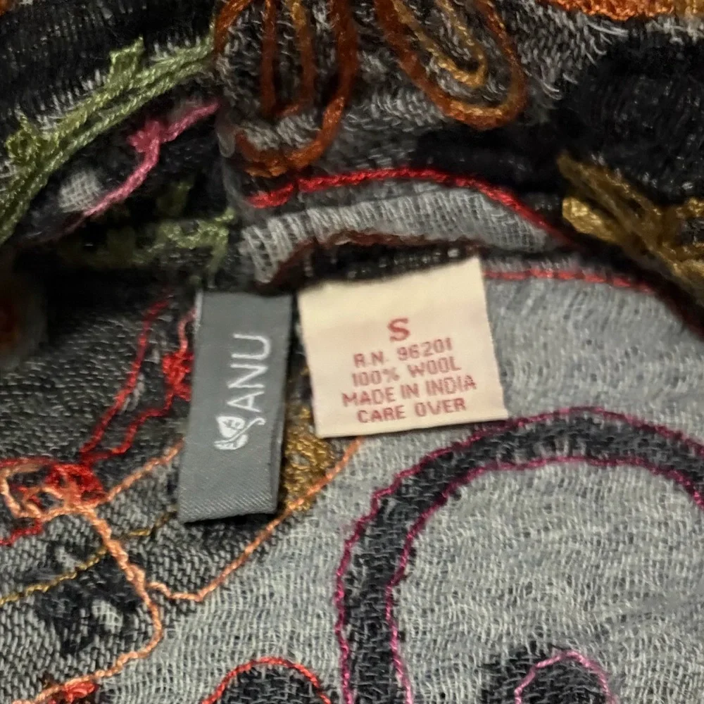 Any 100% Wool Colorful Embroidered Paisley & Floral Vest with Fringe, Size Small - Picture 2 of 7